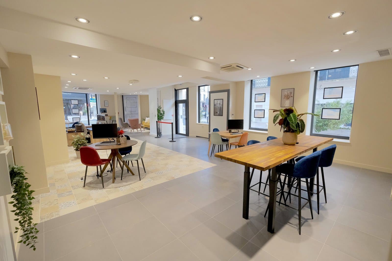 Intérieur de l'agence à Orange