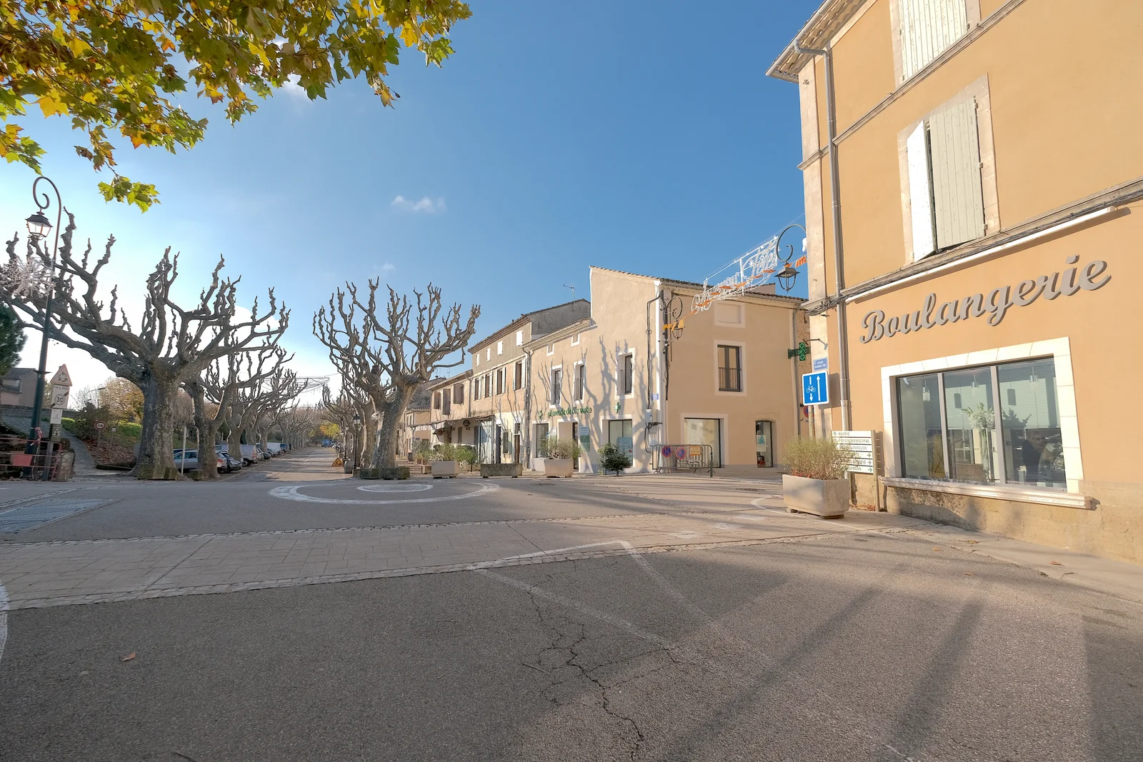 Caderousse, Un Esprit Jeune Pour Un Vieux Village