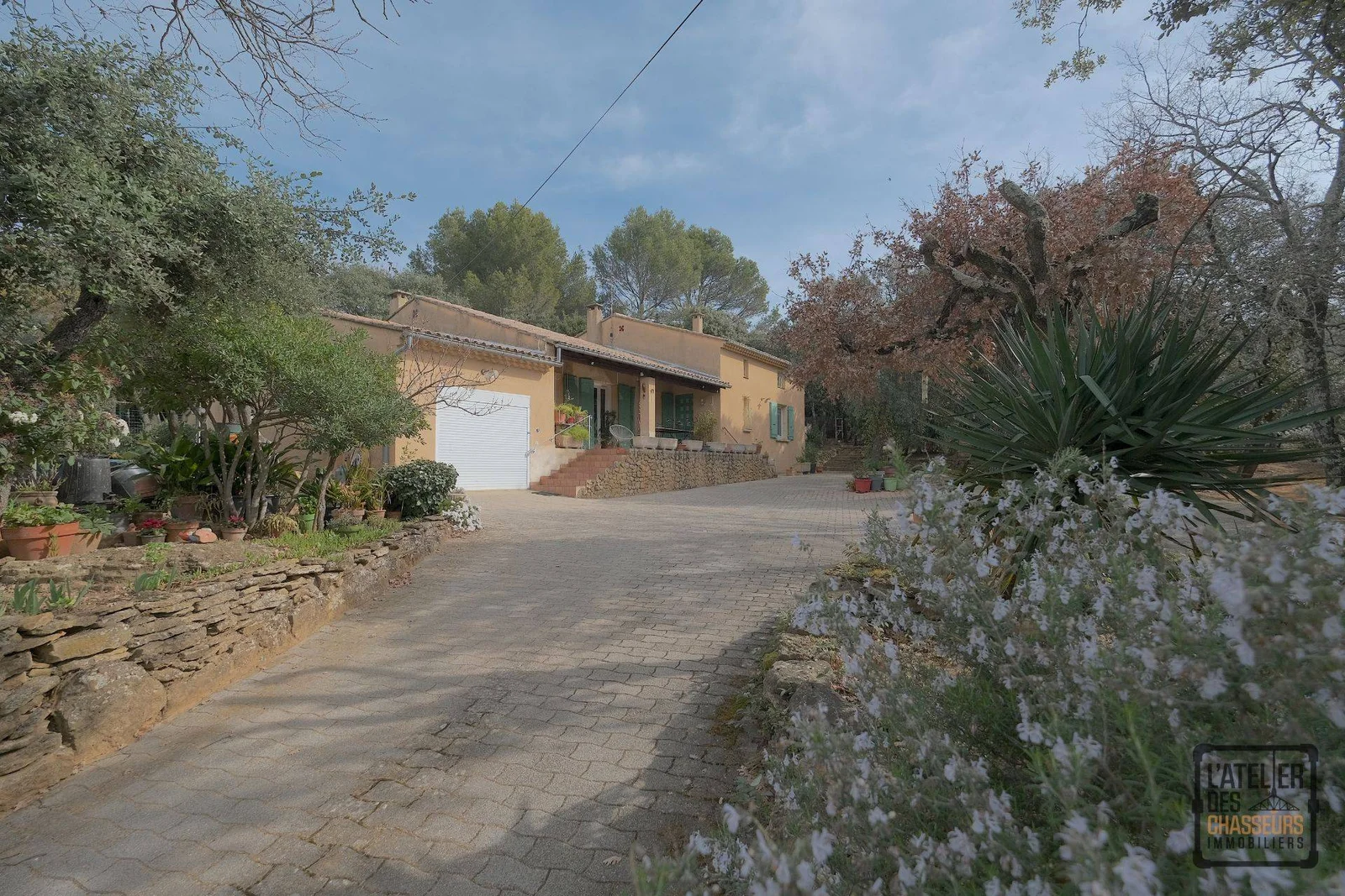 EXCLUSIVITÉ ! MAISON AVEC 6 CHAMBRES SUR UN TERRAIN DE 2270M2