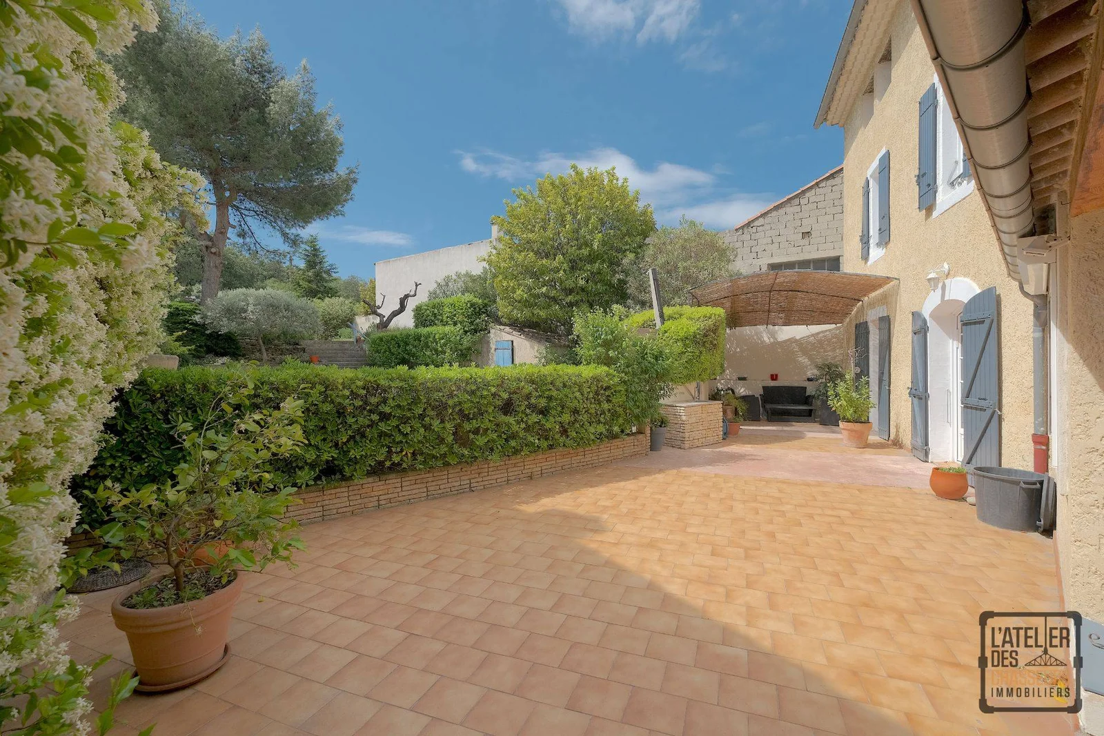 JOLIE MAISON DE VILLAGE DE 250 M2 AVEC PISCINE - GARAGE ET JARDIN DE 600 M2