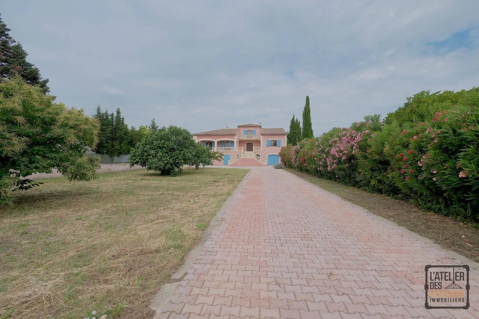 EXCLUSIVITÉ ! VILLA DE 270M2 AVEC 5 CHAMBRES SUR UN TERRAIN DE 1977M2 CONSTRUCTIBLE