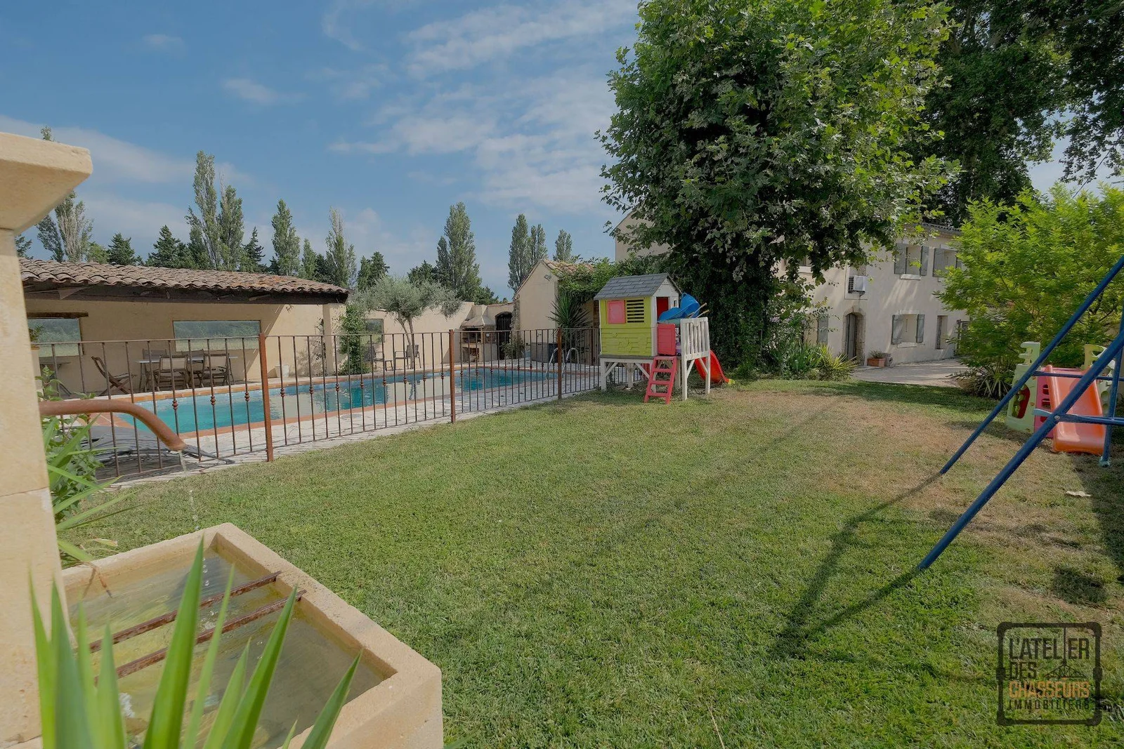 EXCLUSIVITÉ ! JOLI MAS PROVENÇAL DE 172M2 - 4 CHAMBRES - JARDIN AVEC PISCINE