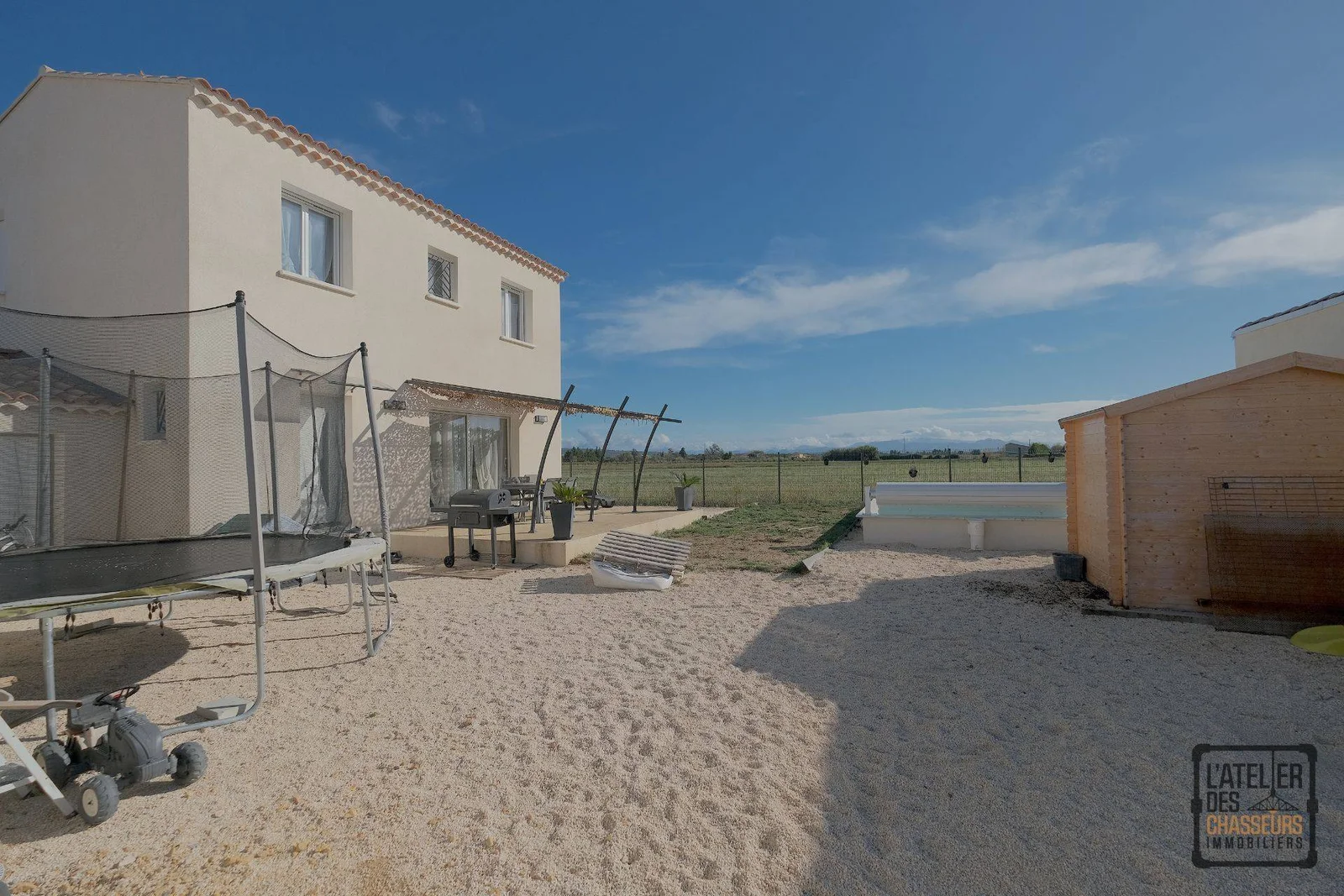EXCLUSIVITÉ ! MAISON 4 PIÈCES AVEC PISCINE SUR UN TERRAIN DE 460M2