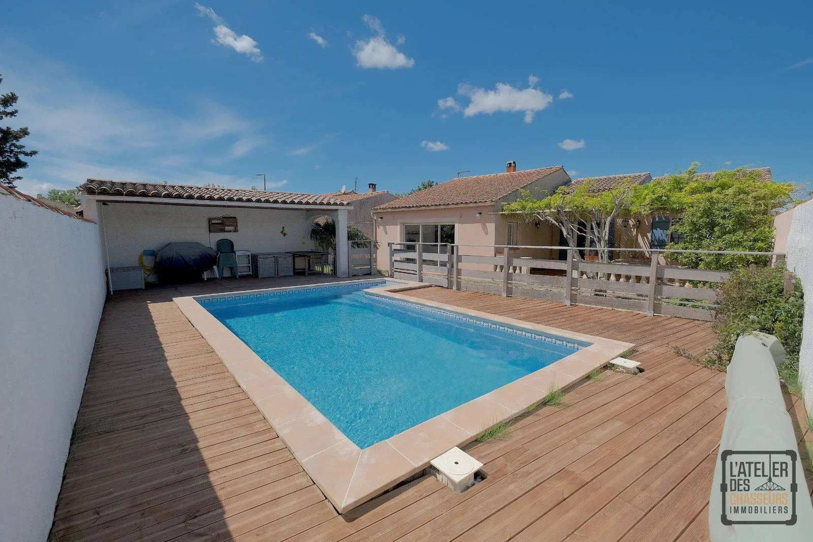 EXCLUSIVITÉ ! MAISON 4 PIÈCES DE PLAIN-PIED RÉNOVÉE AVEC PISCINE