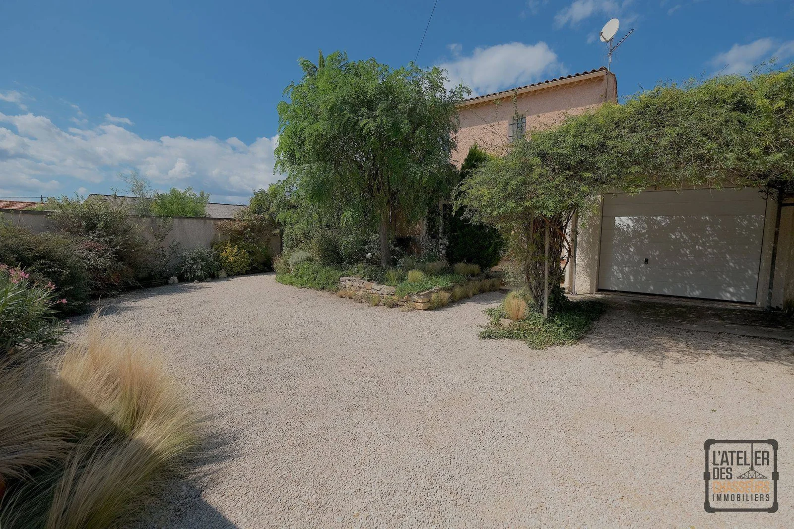 EXCLUSIVITÉ ! MAISON 4 PIÈCES AVEC GARAGE SUR UN TERRAIN DE 300M2