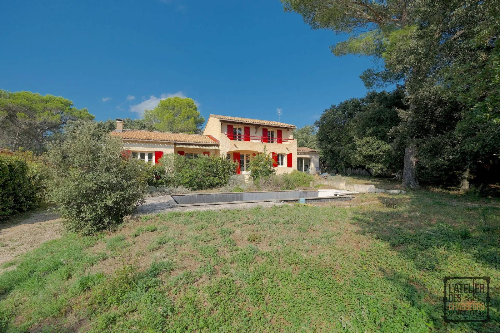 EXCLUSIVITÉ ! MAISON 5 PIÈCES DE 160 M2 SUR UN TERRAIN DE 1360 M2 AVEC PISCINE