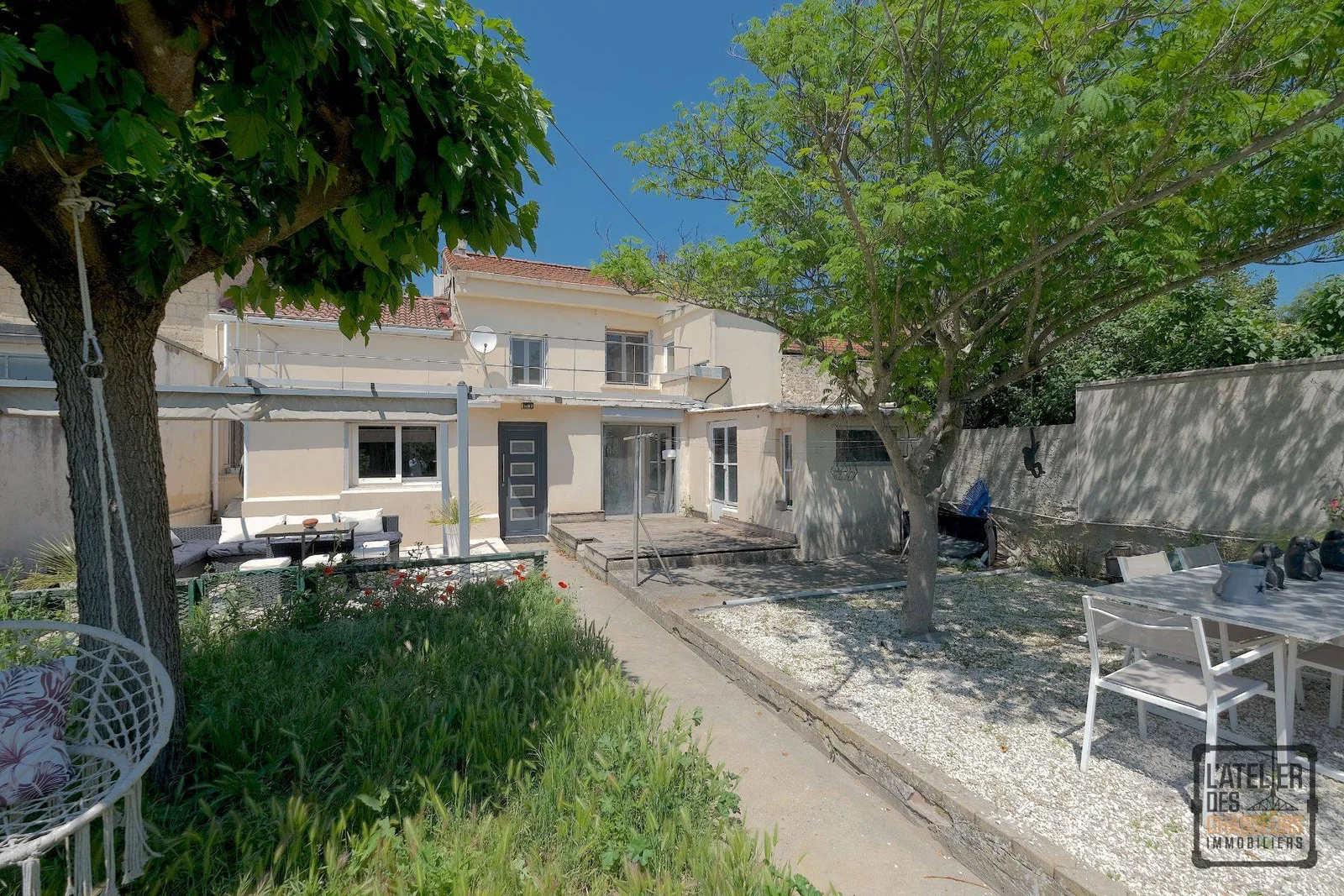 EXCLUSIVITÉ ! MAISON DE 100 M2 SUR UN TERRAIN DE 470 M2 AVEC GARAGE ET PISCINE