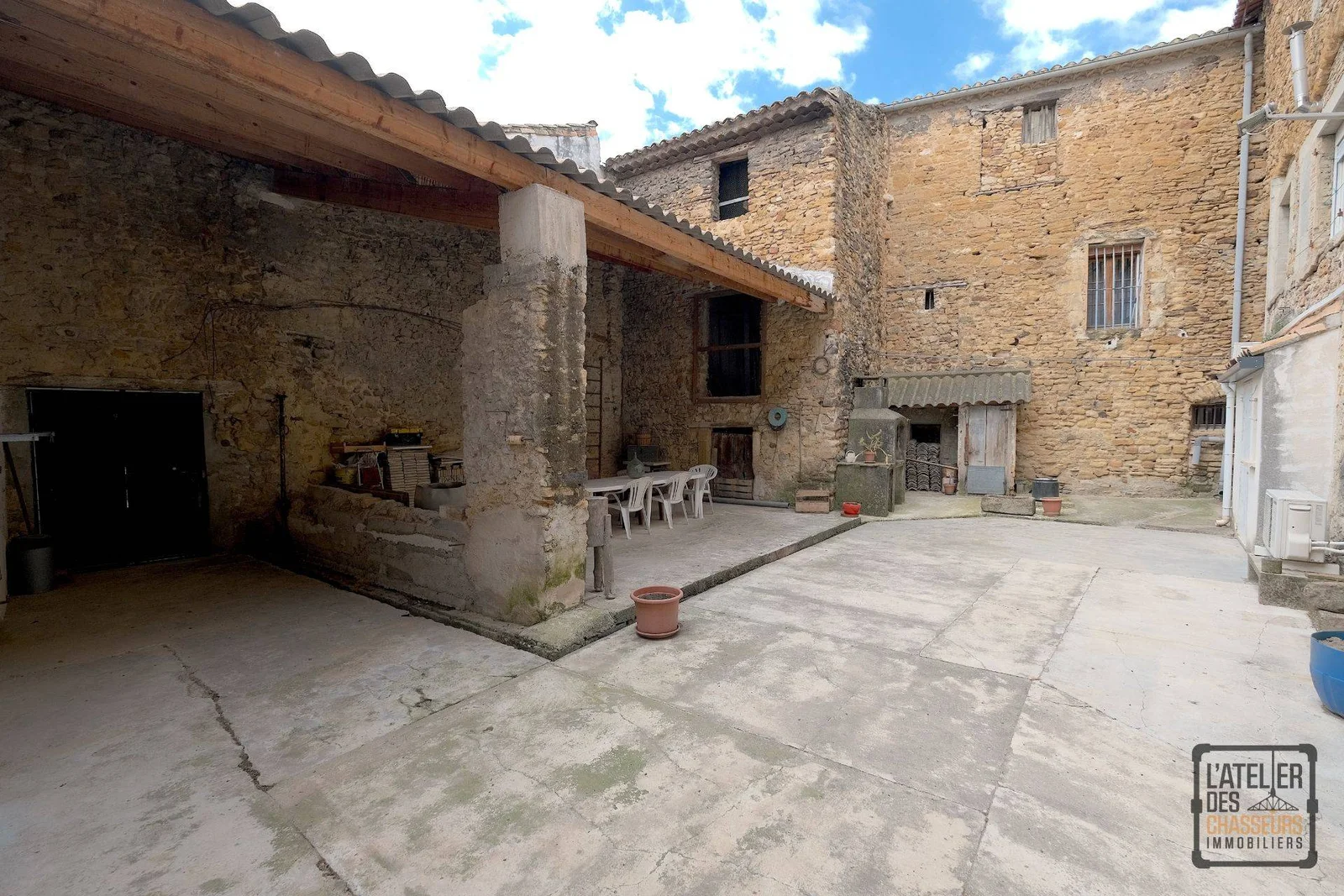 EXCLUSIVITÉ ! MAISON DE VILLAGE DE 200M2 AVEC GRANDE COUR