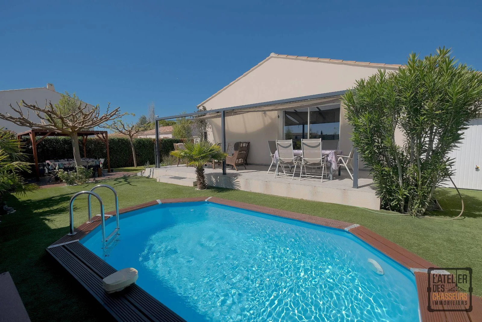 EXCLUSIVITÉ ! MAISON 4 PIÈCES SUR UN TERRAIN DE 476M2 AVEC PISCINE