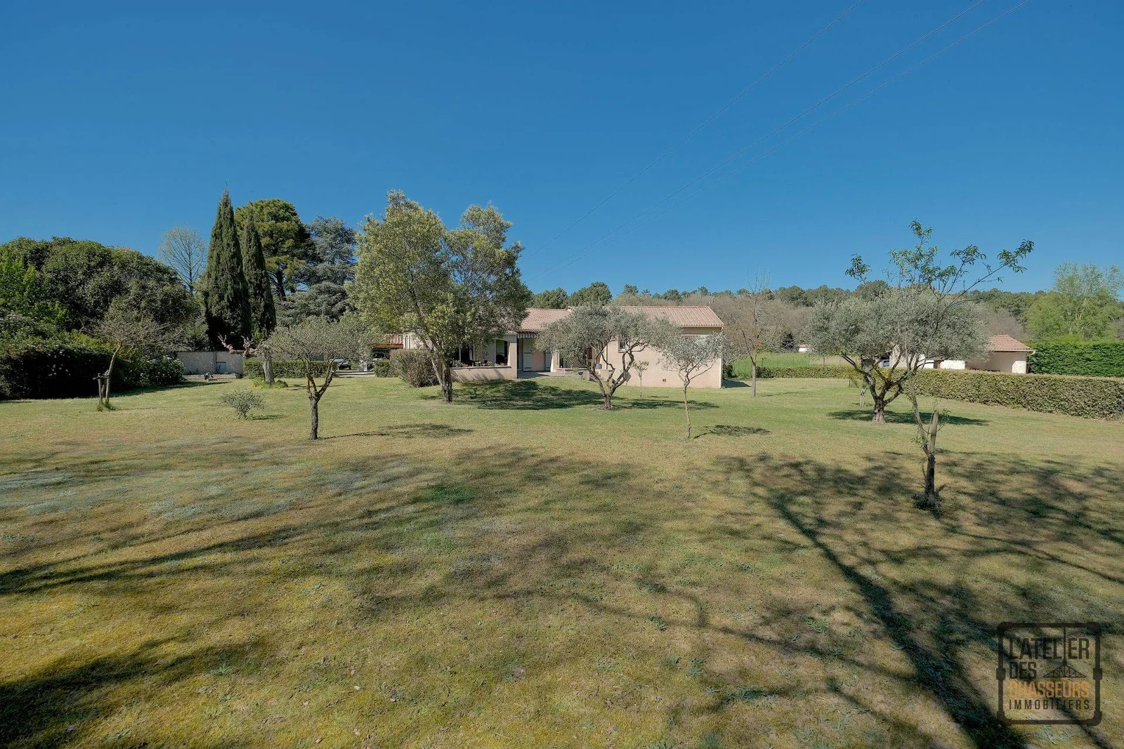 EXCLUSIVITÉ ! VILLA DE PLAIN-PIED SUR UN TERRAIN D'ENVIRON 3000M2 AVEC PISCINE