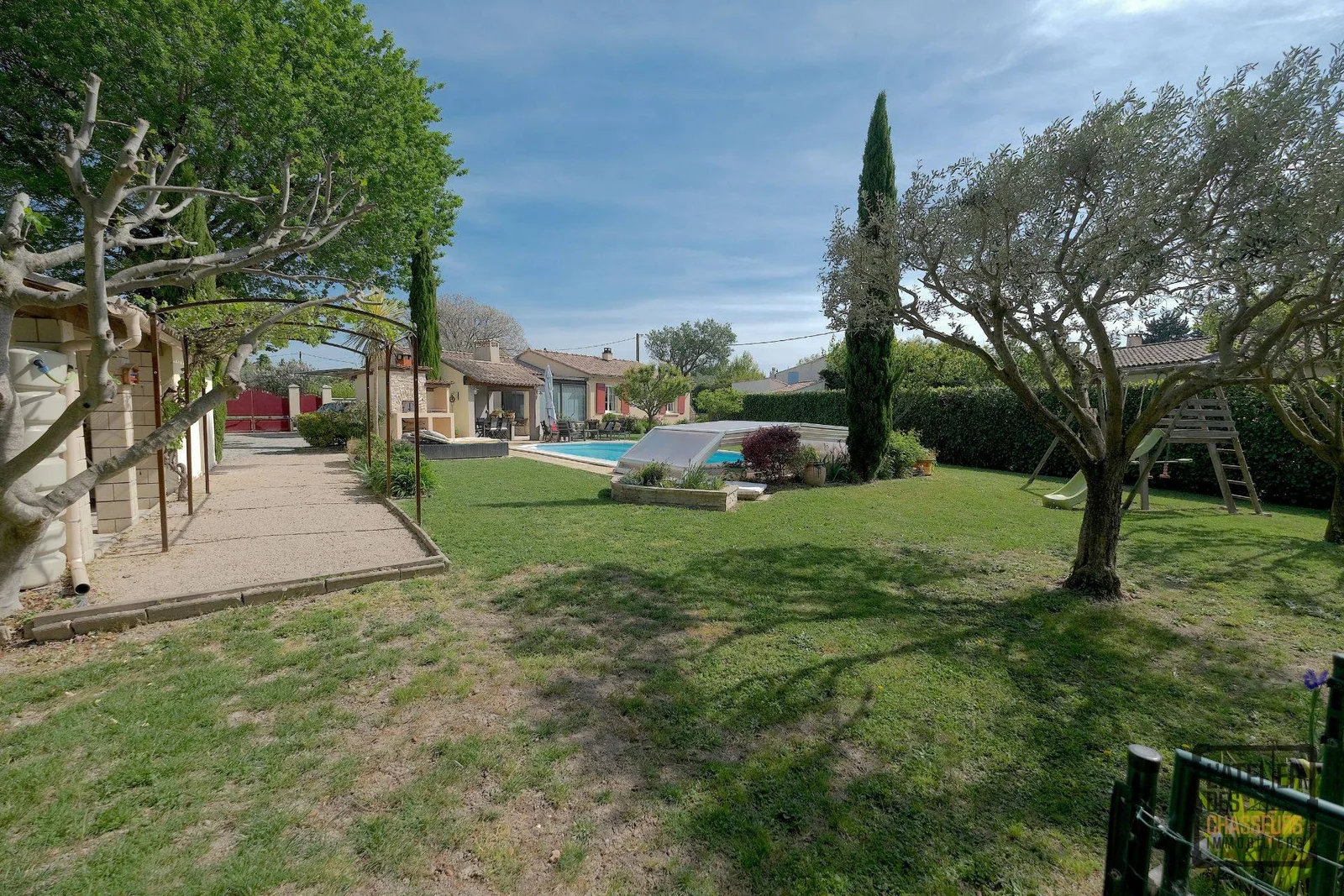 EXCLUSIVITÉ ! MAISON DE PLAIN-PIED DE 120M2 SUR UN TERRAIN DE 1150M2 AVEC PISCINE